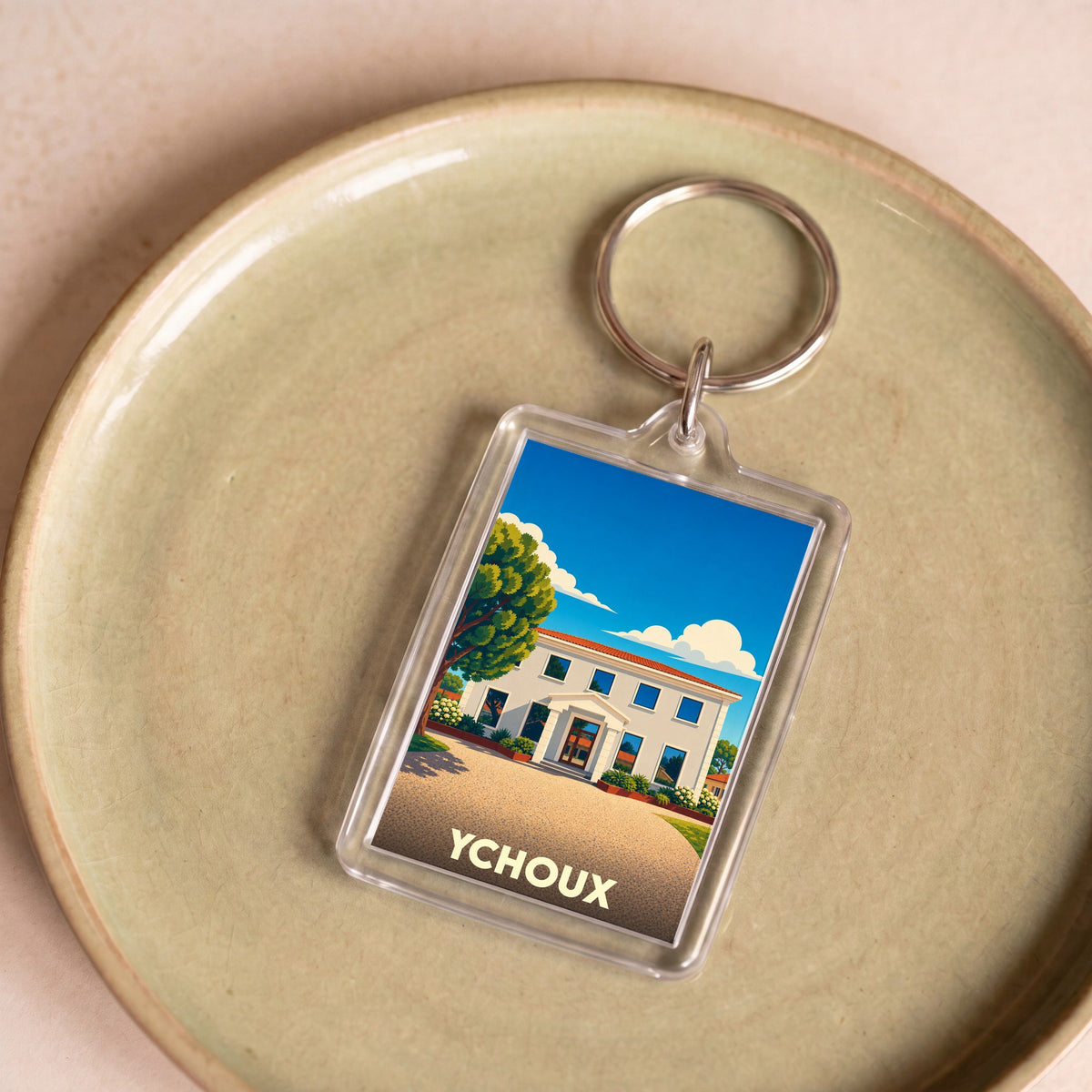 Porte-clés souvenir de la ville d'Ychoux avec une illustration stylisée de sa mairie.