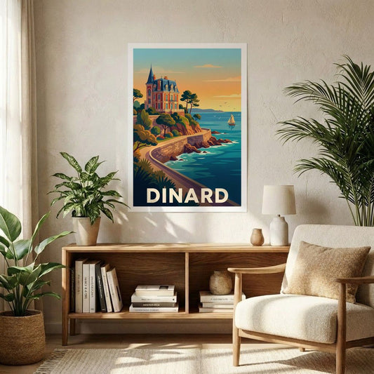 Affiche souvenir de la ville de Dinard avec une illustration stylisée d'une villa en bord de mer.
