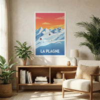 Affiche souvenir de la ville de La Plagne avec une illustration stylisée de montagnes enneigées et de télécabines.
