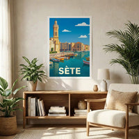 Affiche souvenir de la ville de Sète avec une illustration stylisée de son port.