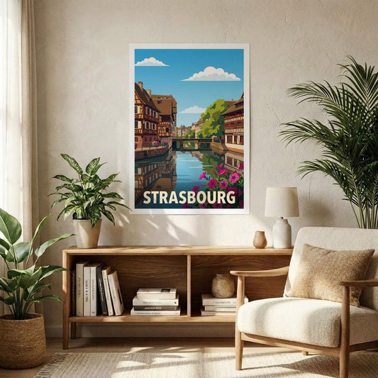 Affiche souvenir de la ville de Strasbourg avec une illustration stylisée de ses maisons à colombages au bord de l'eau.