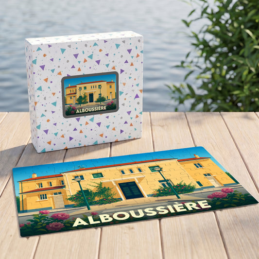 Puzzle souvenir de la ville d'Alboussière avec une illustration colorée du bâtiment de la mairie.