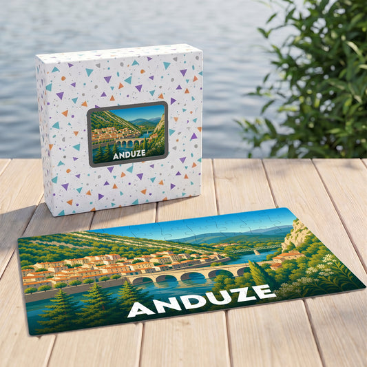 Puzzle souvenir de la ville d'Anduze présentant une illustration stylisée de son célèbre pont et du paysage environnant.