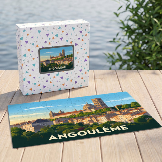Puzzle souvenir de la ville d'Angoulême présentant une illustration panoramique stylisée de la cité.