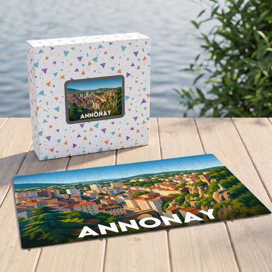 Puzzle souvenir de la ville d'Annonay présentant une illustration panoramique colorée et son coffret assorti.