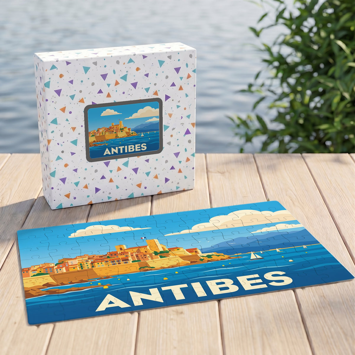 Puzzle souvenir de la ville d'Antibes avec une illustration stylisée et colorée.