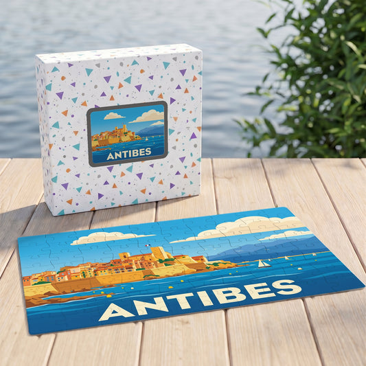 Puzzle souvenir de la ville d'Antibes avec une illustration stylisée et colorée.