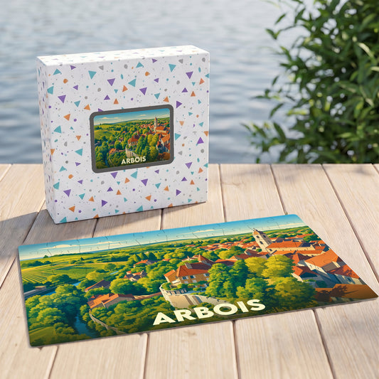 Puzzle souvenir de la ville d'Arbois illustré par une vue panoramique colorée de la cité et de ses vignobles.