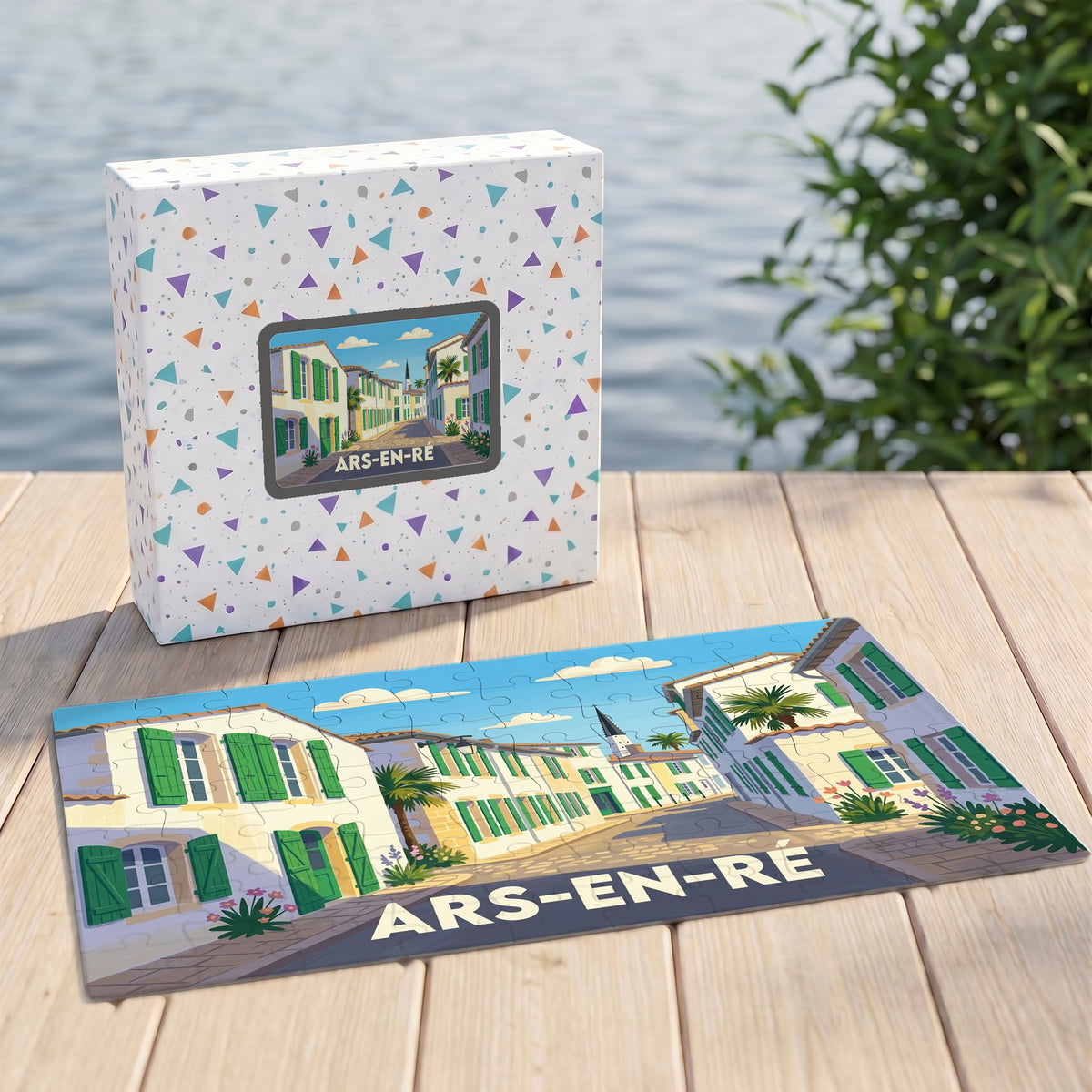 Puzzle souvenir de la ville d'Ars-en-Ré avec son coffret assorti, illustrant une rue typique du village.