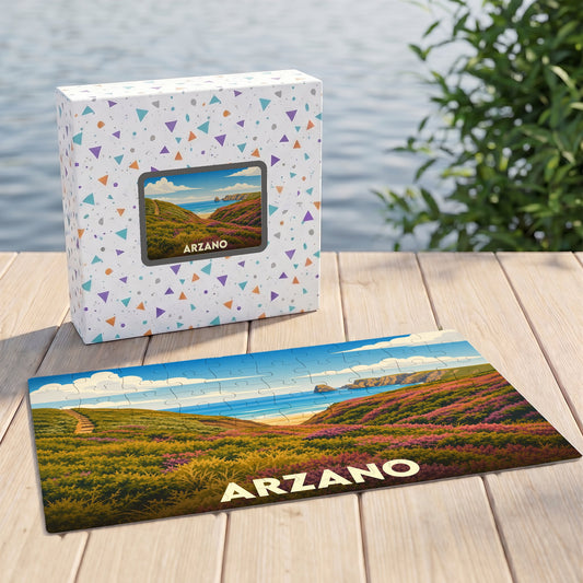 Puzzle souvenir de la ville d'Arzano représentant un paysage côtier coloré dans un style illustré.