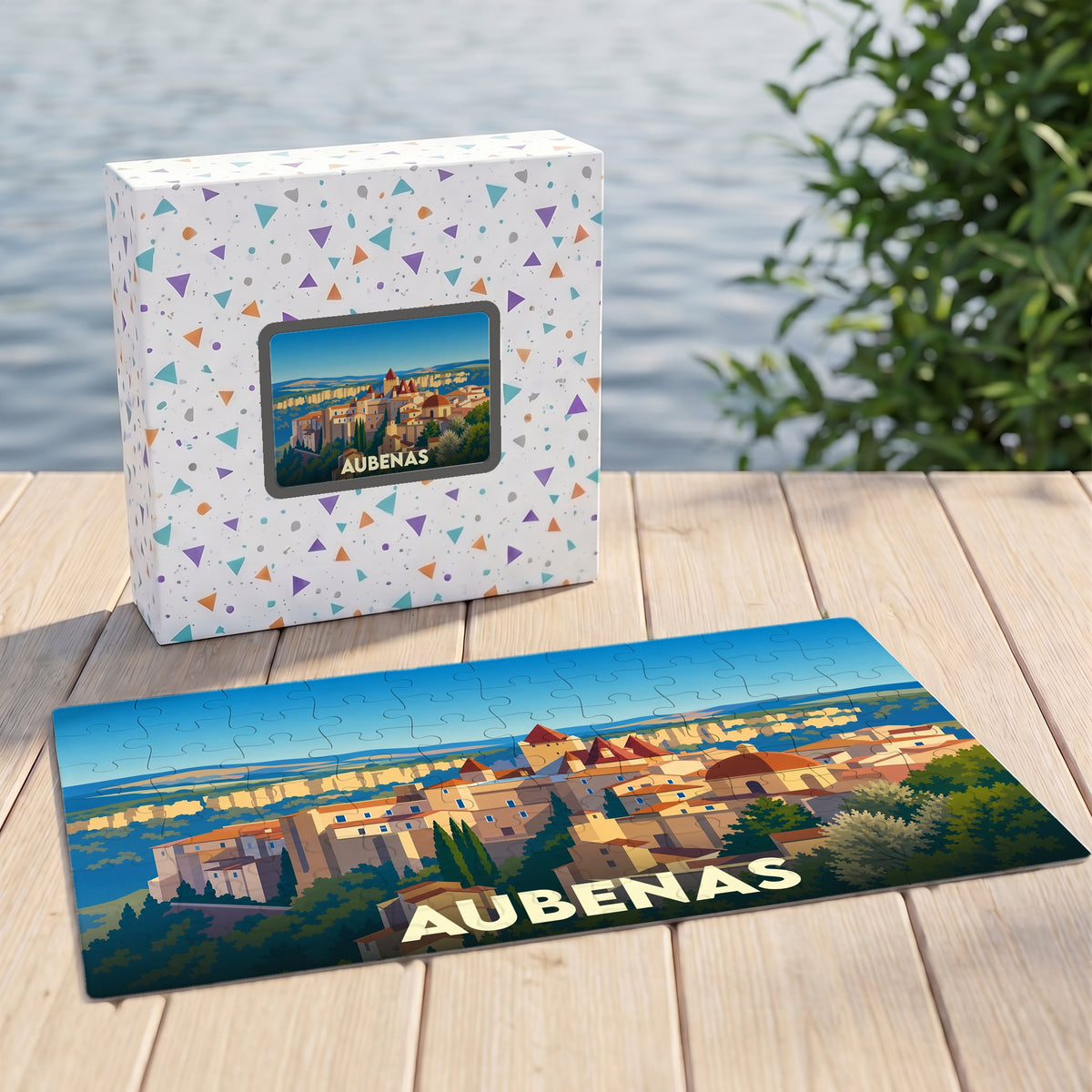 Puzzle souvenir de la ville d'Aubenas représentant une vue panoramique illustrée, avec sa boîte assortie.