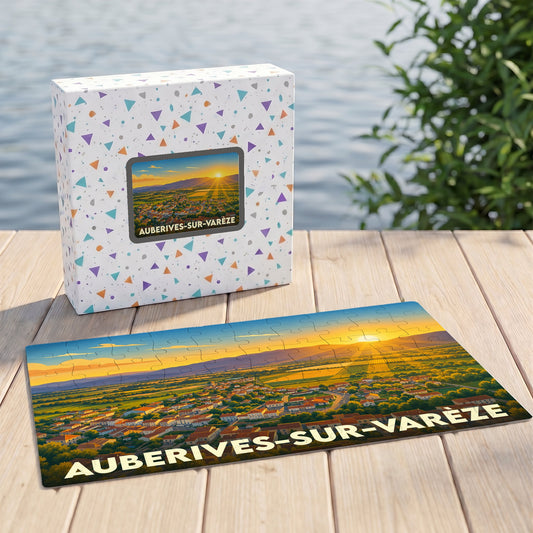 Puzzle souvenir de la ville d'Auberives-sur-Varèze avec une illustration stylisée d'un paysage au soleil couchant.