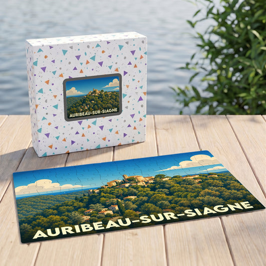 Puzzle souvenir de la ville de Auribeau-sur-Siagne avec une illustration stylisée de son village perché.