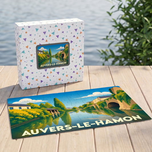 Puzzle souvenir de la ville d'Auvers-le-Hamon avec son coffret et une illustration stylisée d'un paysage fluvial.