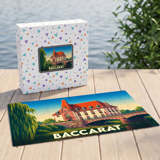 Puzzle souvenir de la ville de Baccarat avec une illustration stylisée d'un bâtiment historique au bord de l'eau.