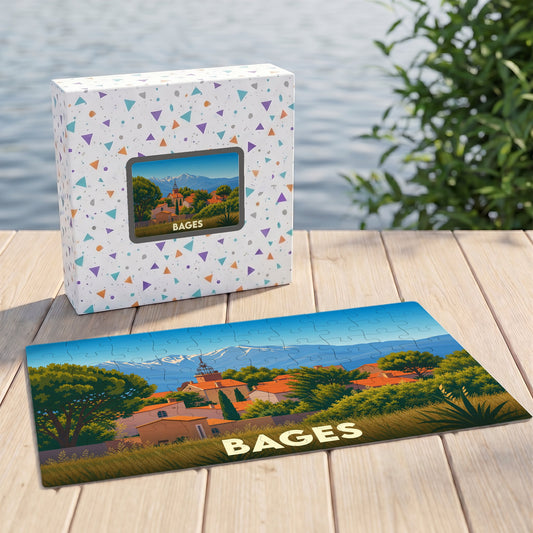 Puzzle souvenir de la ville de Bages avec une illustration stylisée d'un paysage méditerranéen.