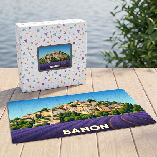 Puzzle souvenir de la ville de Banon représentant une illustration stylisée d'un champ de lavande et du village perché.