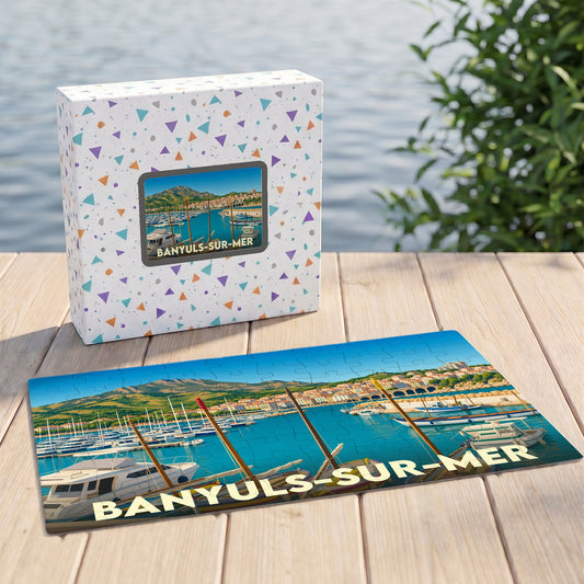 Puzzle souvenir de la ville de Banyuls-sur-Mer avec une illustration stylisée d'un port méditerranéen.