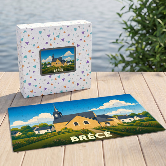 Puzzle souvenir de la ville de Brécé présentant une illustration stylisée d'une église sous un ciel azur.