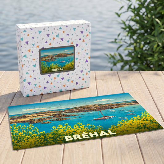 Puzzle souvenir de la ville de Bréhal avec une illustration stylisée d'un paysage côtier.