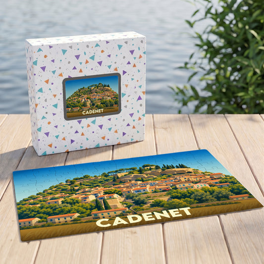 Puzzle souvenir de la ville de Cadenet illustré d'un paysage provençal stylisé.