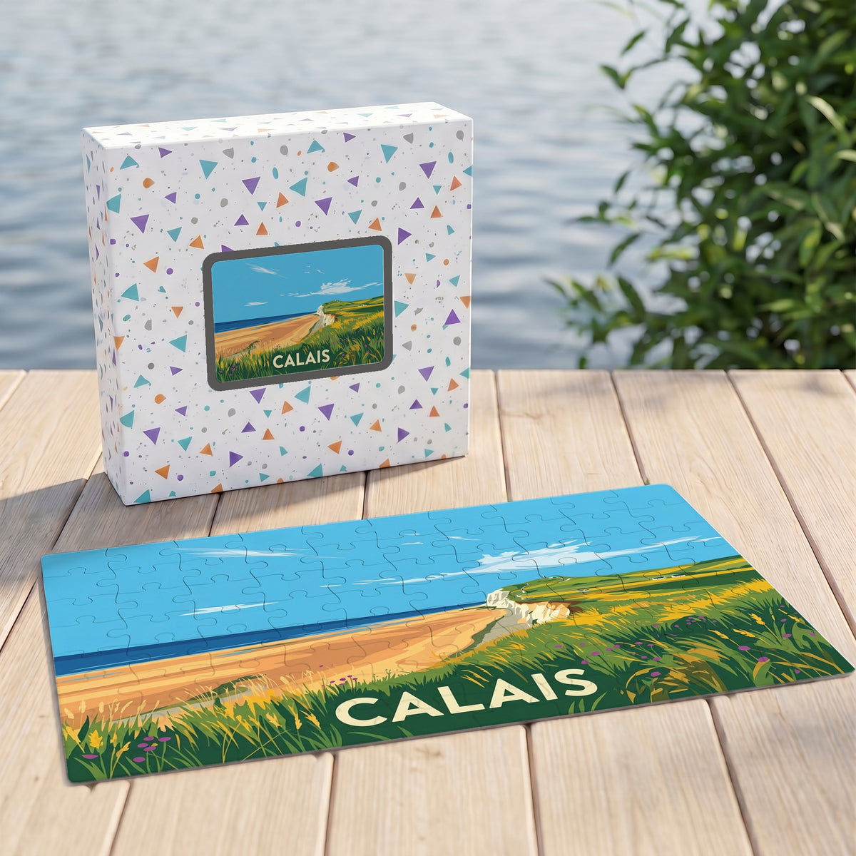 Puzzle souvenir de la ville de Calais représentant un paysage côtier illustré avec son coffret assorti.