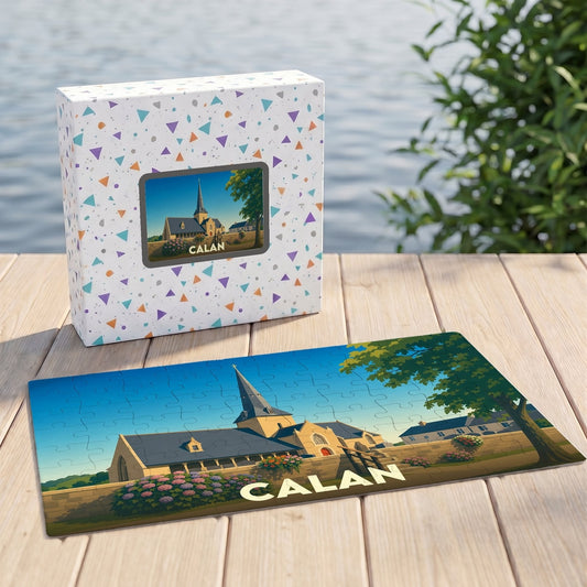 Puzzle souvenir de la ville de Calan avec une illustration stylisée de son église.