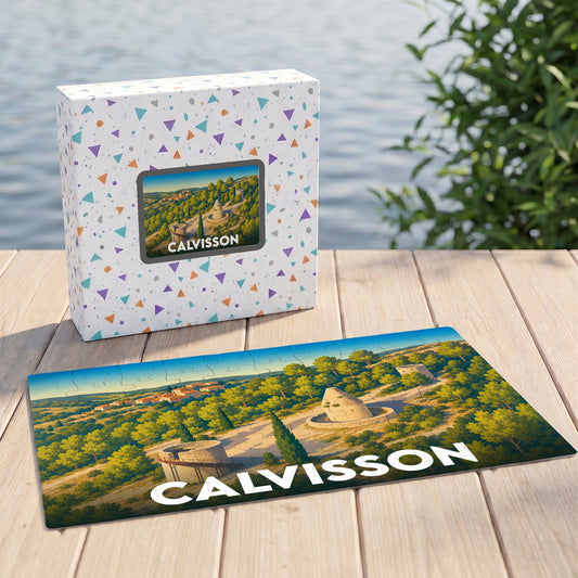 Puzzle souvenir de la ville de Calvisson présentant une illustration paysagère stylisée et sa boîte assortie.