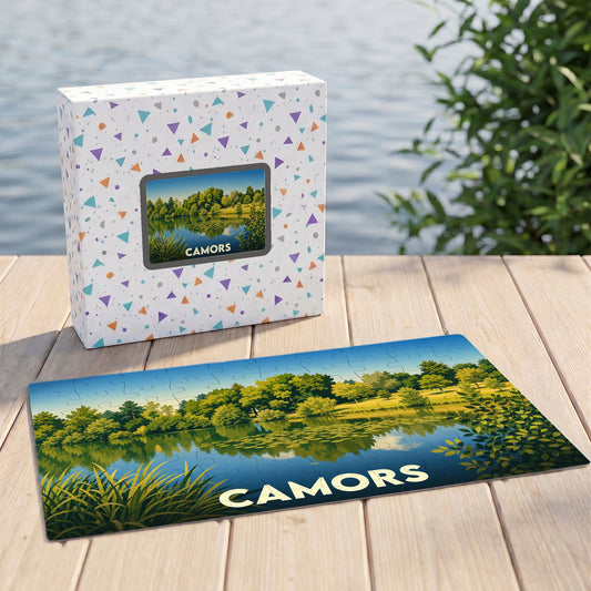 Puzzle souvenir de la ville de Camors avec une illustration stylisée d'un étang boisé.