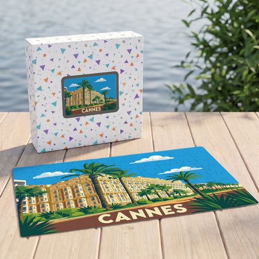 Puzzle souvenir de la ville de Cannes avec une illustration stylisée d'un palace et de palmiers.