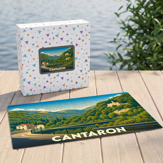Puzzle souvenir de la ville de Cantaron avec une illustration stylisée de paysages verdoyants.