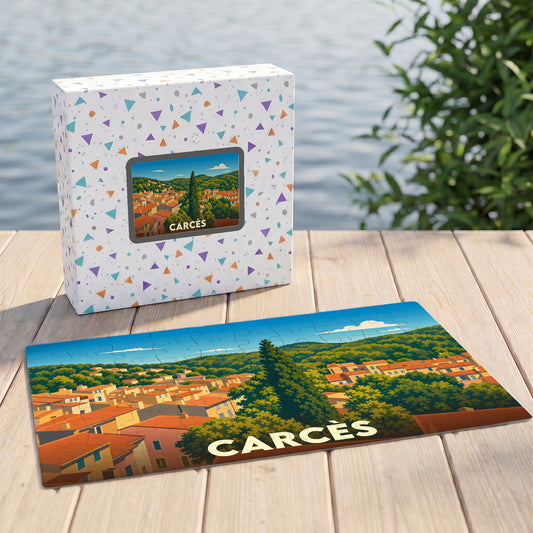 Puzzle souvenir de la ville de Carcès avec une illustration stylisée et colorée.