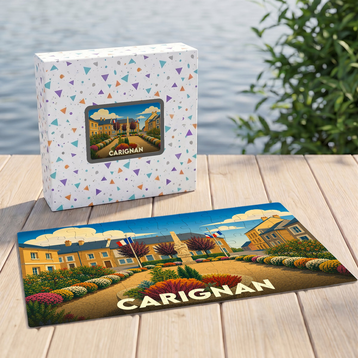 Puzzle souvenir de la ville de Carignan avec une illustration colorée de sa place principale.
