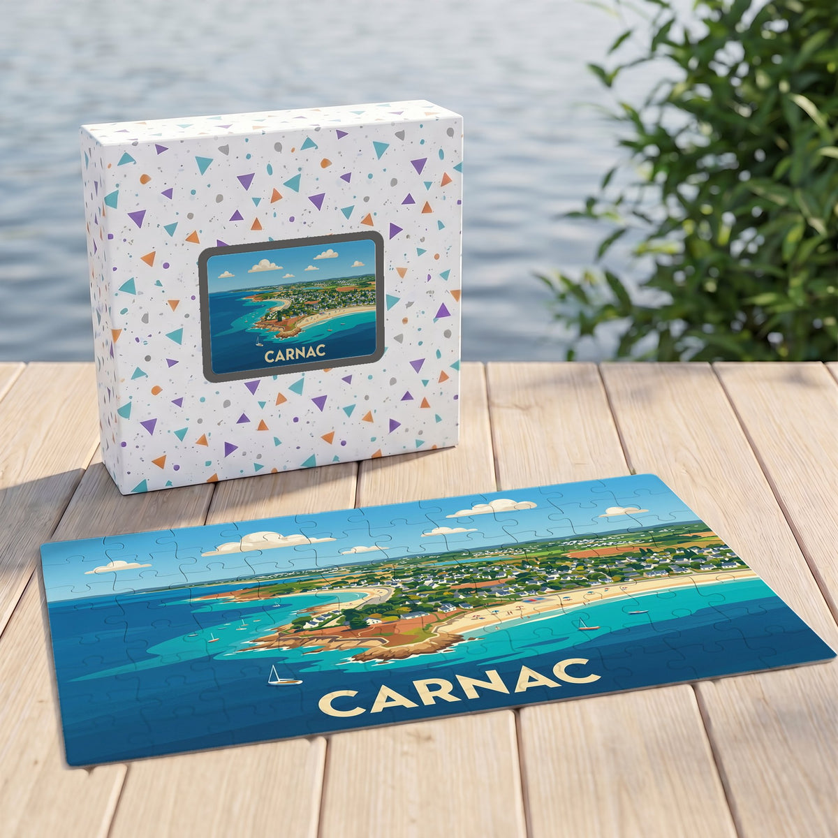 Puzzle souvenir de la ville de Carnac avec une illustration stylisée du littoral et de ses plages.