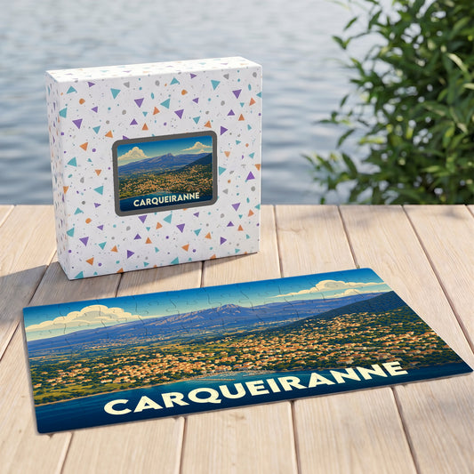 Puzzle souvenir de la ville de Carqueiranne avec une illustration panoramique stylisée.