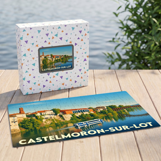 Puzzle souvenir de la ville de Castelmoron-sur-Lot avec une illustration stylisée et colorée de ses quais.