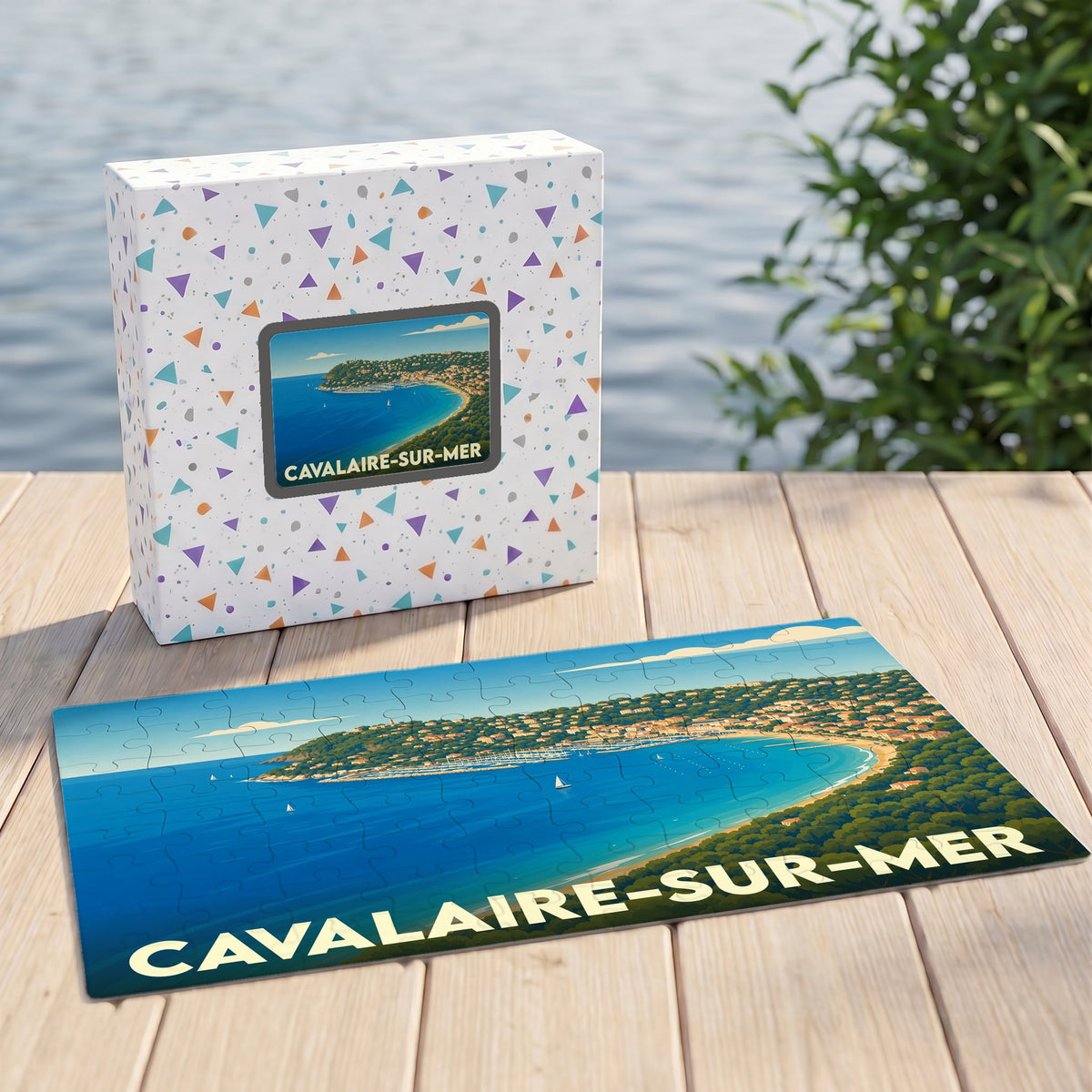 Puzzle souvenir de la ville de Cavalaire-sur-Mer avec une illustration stylisée de sa baie.