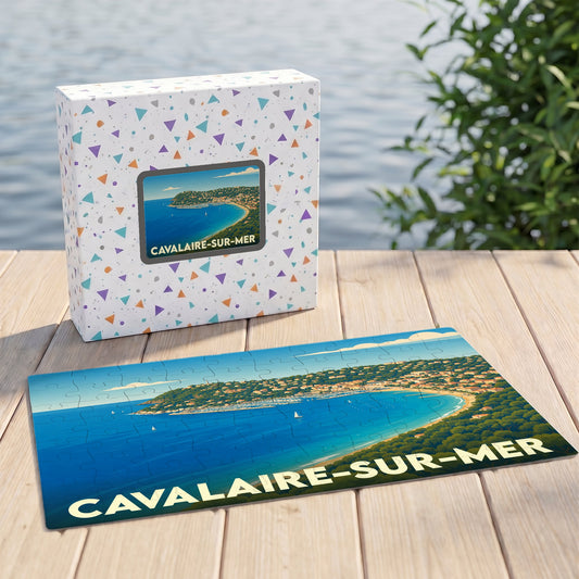 Puzzle souvenir de la ville de Cavalaire-sur-Mer avec une illustration stylisée de sa baie.