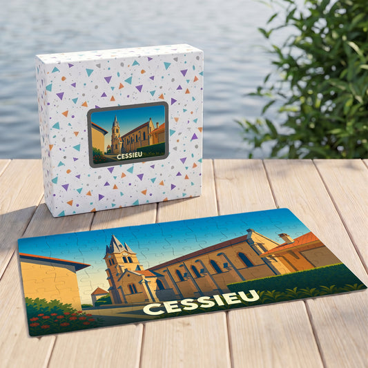 Puzzle souvenir de la ville de Cessieu avec une illustration stylisée de son église, présenté avec sa boîte assortie sur un ponton en bois.