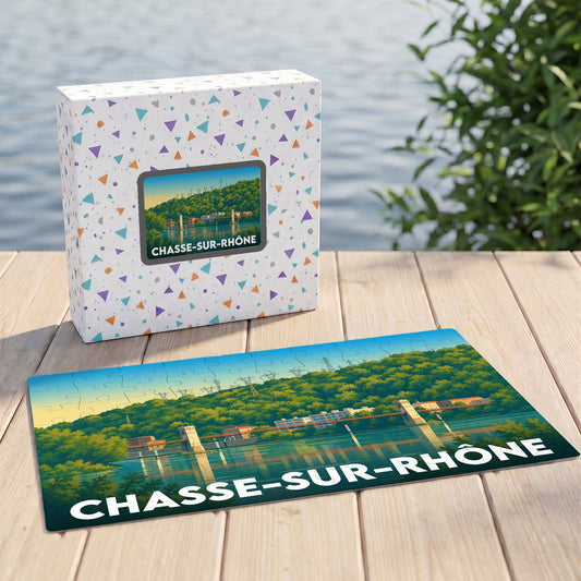 Puzzle souvenir de la ville de Chasse-sur-Rhône avec une illustration stylisée de son paysage fluvial.