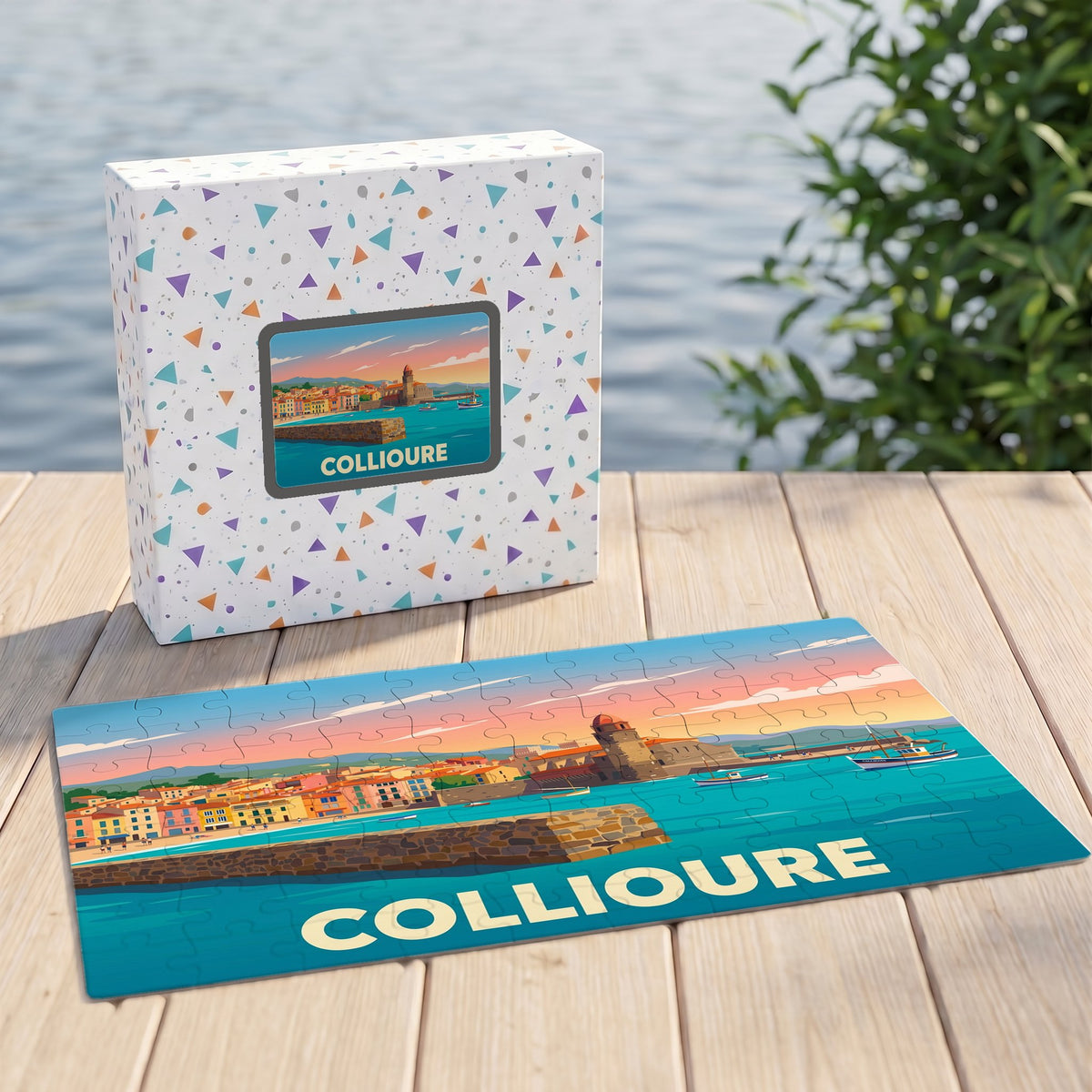 Puzzle souvenir de la ville de Collioure avec une illustration stylisée et colorée du port.