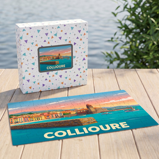 Puzzle souvenir de la ville de Collioure avec une illustration stylisée et colorée du port.