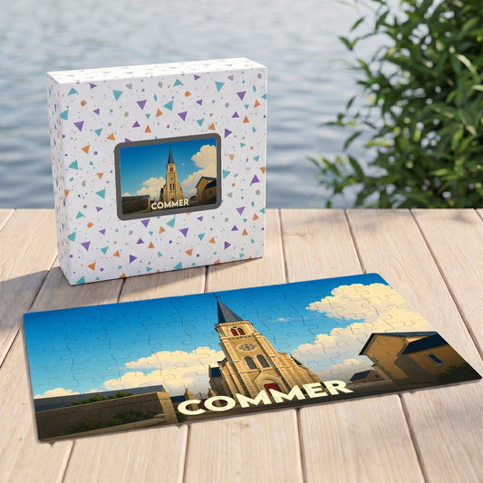 Puzzle souvenir de la ville de Commer illustrant son église sous un ciel nuageux.