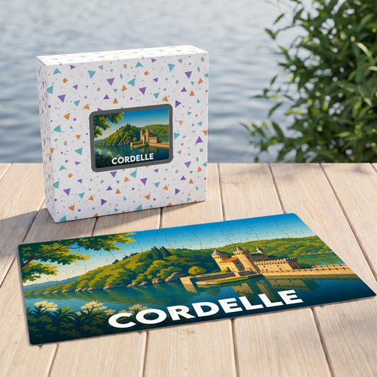 Puzzle souvenir de la ville de Cordelle avec une illustration de château au bord de l'eau.