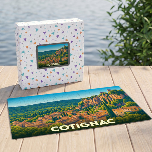 Puzzle souvenir de la ville de Cotignac avec une illustration stylisée de son rocher et de ses maisons provençales.