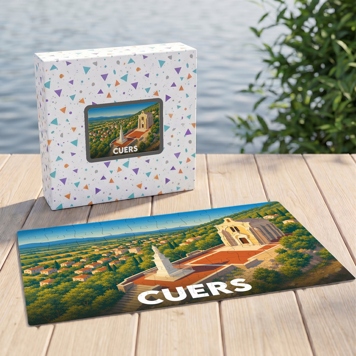 Puzzle souvenir de la ville de Cuers illustré d'un paysage panoramique stylisé.