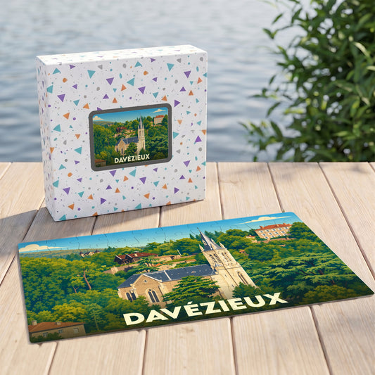 Puzzle souvenir de la ville de Davézieux avec une illustration stylisée de son église et de ses paysages verdoyants.