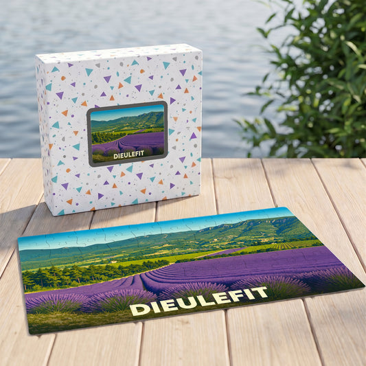Puzzle souvenir de la ville de Dieulefit illustrant un paysage de champs de lavande.