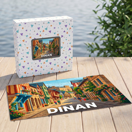 Puzzle souvenir de la ville de Dinan illustré d'une rue médiévale colorée, présenté avec sa boîte assortie.