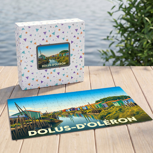 Puzzle souvenir de la ville de Dolus-d'Oléron représentant une illustration stylisée de cabanes colorées au bord de l'eau.